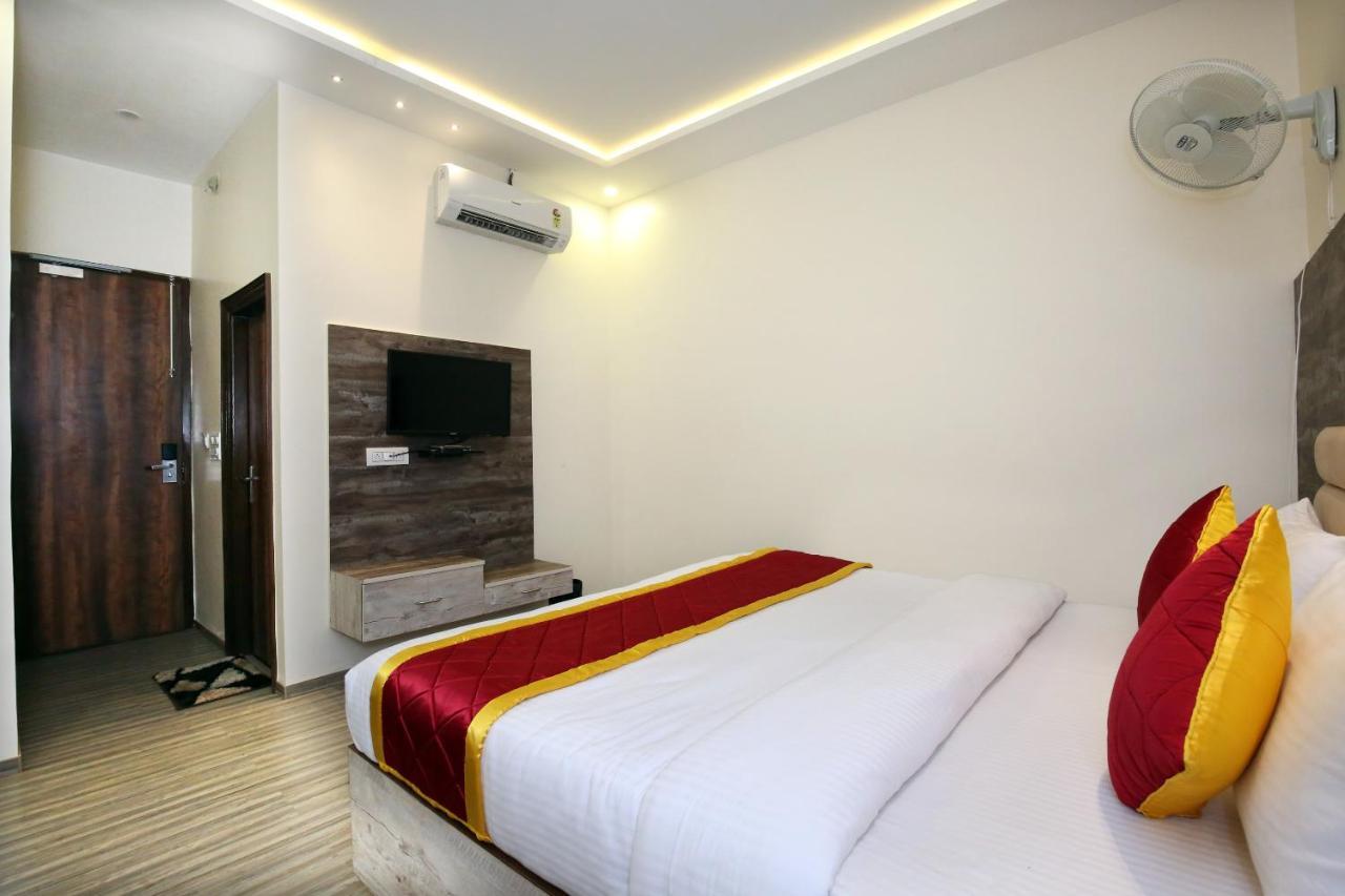 Oyo 9159 Hotel Royal Woodslark Zirakpur Exteriör bild