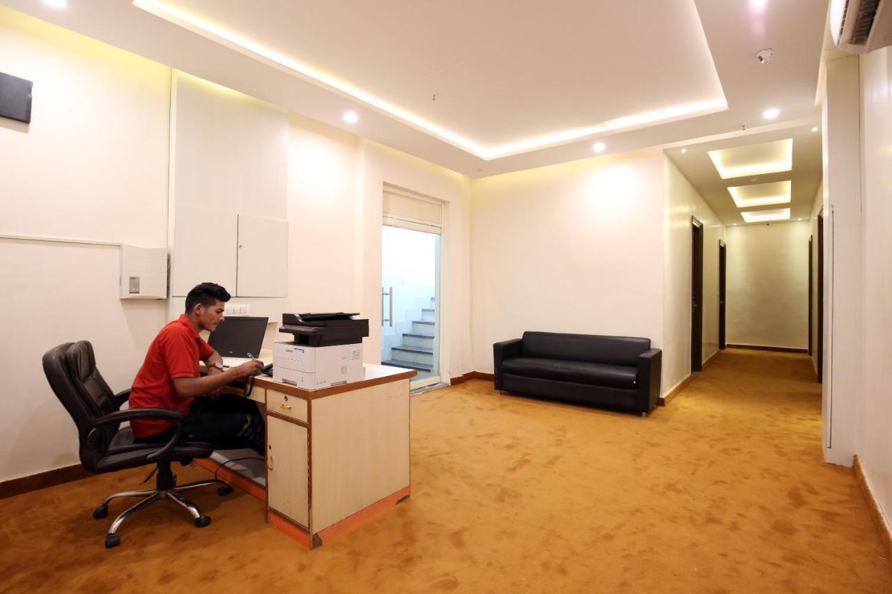 Oyo 9159 Hotel Royal Woodslark Zirakpur Exteriör bild