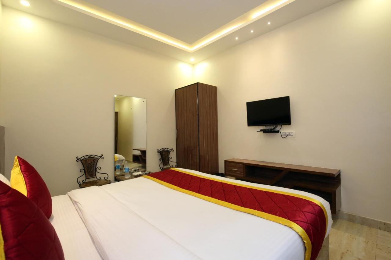 Oyo 9159 Hotel Royal Woodslark Zirakpur Exteriör bild